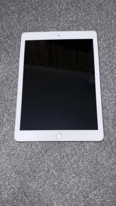 iPad 第6世代 32GB セルラー シルバー | バッテリー90% - メルカリ