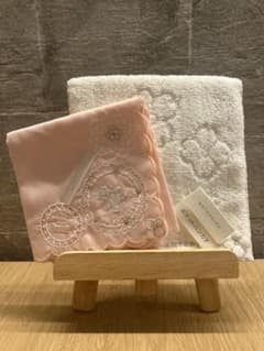 ANTEPRIMA ポケットハンカチ 花柄 ホワイト　テェディーベアー刺繍ピンクのサムネイル