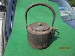 鉄瓶 時代物 鋲打ち 蓋に安之助の花押 水漏れなし サイズ等写真にて