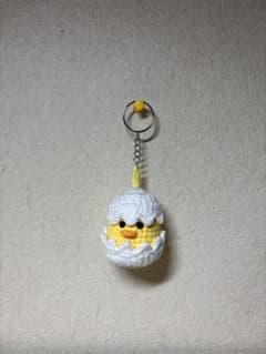 卵から出たひよこのあみぐるみ キーホルダーのサムネイル