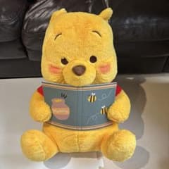 곰의 푸우 봉제인형 책을 읽고있는 디자인