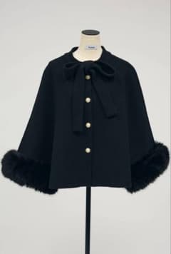 新品】ファーカフスリボンポンチョコート ブラック Frene同型 - メルカリ