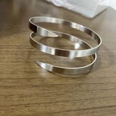 スパイラルデザイン シルバーカラー バングル ブレスレットのサムネイル