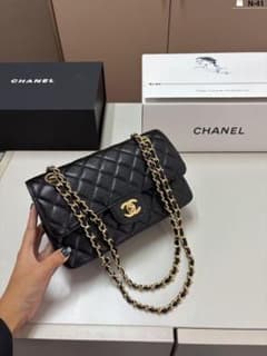 CHANEL ブラック レザー ショルダーバッグ - メルカリ