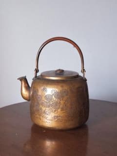 ★【茶道具】銅製金象嵌 秋草に蝶図 水注 薬缶 銅製 秋草花彫文 薬缶 口蓋付 水注 水次 茶道具 926.5g Q2969 - メルカリ