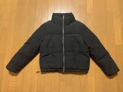 黒いショート丈ダウンジャケットのサムネイル