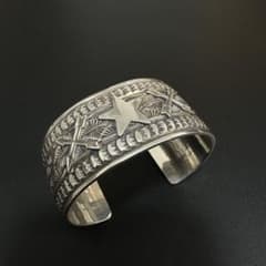 NAVAJO Sunshine Reeves スタンプワークバングル 15mm幅 NAVAJO Sunshine Reeves スタンプワークバングル 27mm幅 - メルカリ