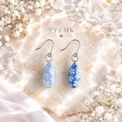 アイスブルー×ブルー♡ 白い小花柄 しずく型 アシンメトリーレジンピアスのサムネイル