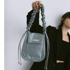 un/neu ギャザーハンドルサテンフラップバッグ ショルダーバッグ グレーのサムネイル