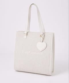 【新品・未使用】LouLoumei ハートチャーム付きトートバッグ　アイボリーのサムネイル