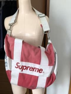 supreme バドワイザー ボストンバッグとnew balanceスニーカーのサムネイル