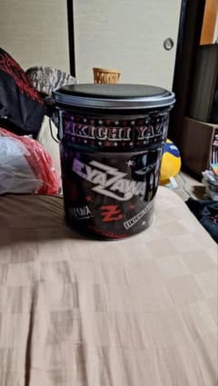 矢沢永吉チェアー缶　EIKICHI YAZAWA バケツ兼椅子 未使用矢沢永吉 EIKICHI YAZAWA ペール缶 椅子 - メルカリ