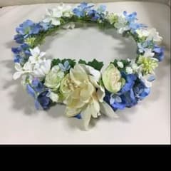 青と白の花かんむりのサムネイル