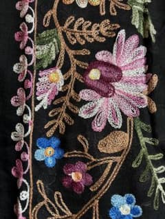 【新品・タイ製】花柄刺繍 大判ストール スカーフ パシュミナ混 ブラック 黒のサムネイル