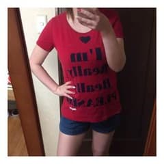 赤色カジュアルTシャツのサムネイル