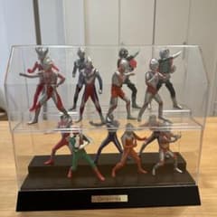 ウルトラマンフィギュア 11体と仮面ライダーフィギュア3体のサムネイル