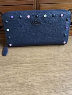 最終お値下げCOACH 長財布 スタッズ付き未使用に近いのサムネイル
