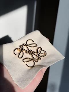 アップルさん専用【正規品】アナグラム ブローチ (ゴールド) アップルさん専用【正規品】アナグラム ブローチ (ゴールド) | Mercari