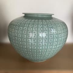 青磁 花瓶 壺　菊　玉岩作 青磁 花瓶 壺 菊柄 置き物 玉岩作 - メルカリ