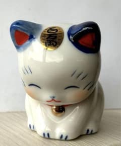 招き猫 陶器製 置物 白と青 高さ約５cm 奥行約５cmのサムネイル