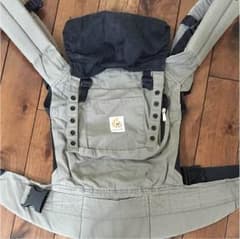値下げしました！エルゴ抱っこ紐（カーキ×黒）のサムネイル