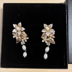 ウェディングスタイル 花と葉のピアスのサムネイル
