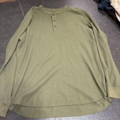 UNIQLO ワッフルヘンリーネック長袖カットソー カーキのサムネイル