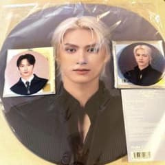 SEVENTEEN ジュン NEW うちわ 缶バッジ Holiday 団扇 - メルカリ