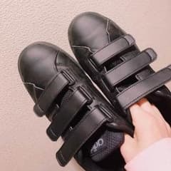 adidas スニーカーのサムネイル