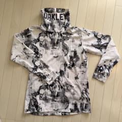 美品　OAKLEYゴルフウェアのサムネイル