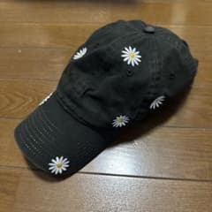 デイジー刺繍 黒キャップ 調整可能のサムネイル