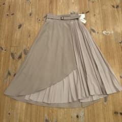 Lily Brown アシメントリー プリーツロングスカート ベージュ サイズ1のサムネイル