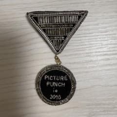 PICTURE PUNCH is 2010 ブローチのサムネイル