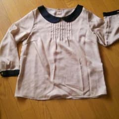 さらっとしたベージュのブラウスです。のサムネイル