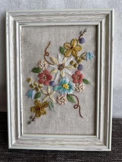 優しい色合いの花刺繍フレームのサムネイル