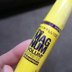 メイベリンマスカラマグナムボリュームエクスプレスsmudgeproofお湯でオフのサムネイル