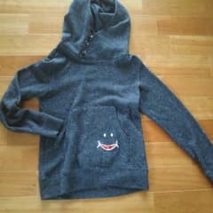 カーキ色のスエットパーカーのサムネイル