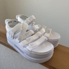 NIKE ホワイト ストラップサンダル 厚底のサムネイル