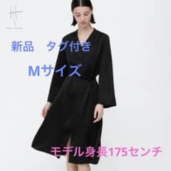 最終新品　タグ付きハナタジマコラボサテンタックVネックワンピースMサイズ（長袖）のサムネイル