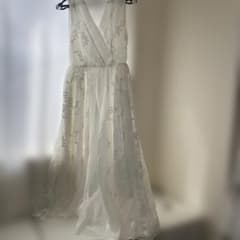 ホワイト 花柄刺繍 カシュクール ノースリーブドレスのサムネイル