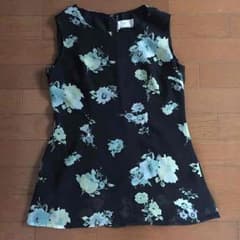 花柄トップスのサムネイル
