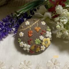 ハンドメイドくるみボタン刺繍ブローチ♡Autumn wreatheのサムネイル