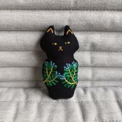 ネコのブローチ　ハンドメイドのサムネイル