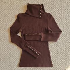 ゴールドボタン タートルネックリブニットのサムネイル