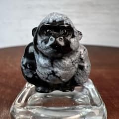 天然石　愛嬌のあるゴリラくん　シナバー 天然石 愛嬌のあるゴリラくん スノーオブシディアン 貫通穴なし - メルカリ