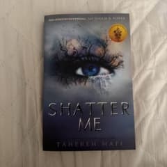 Shatter Me - Tahereh mafi English Bookのサムネイル
