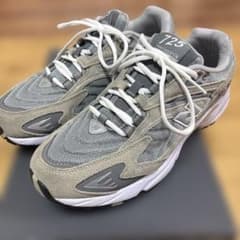 New Balance 725 グレー スニーカーのサムネイル