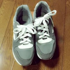 グレー スニーカーのサムネイル