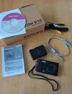 RICOH（リコー）のコンパクトデジタルカメラ「R10（ブラック