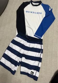 QUIKSILVER クイックシルバー　キッズ150センチ用水着上下のサムネイル